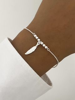Pulsera bolitas y pluma