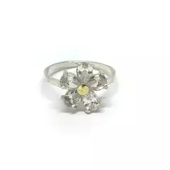 Anillo flor con piedras