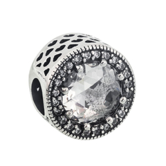 Charm redondo con piedra y corazones