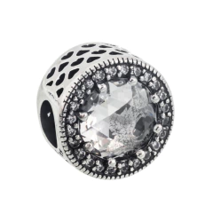 Charm redondo con piedra y corazones
