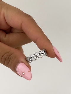 Anillo entrelazados con piedras - comprar online