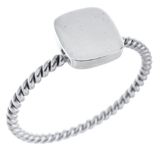 Anillo con dije cuadrado