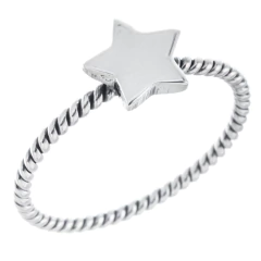 Anillo trabajado con estrellita