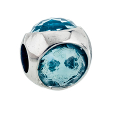 Charm redondo celeste con corazones