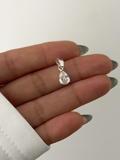 Dije gota con piedra engarzada