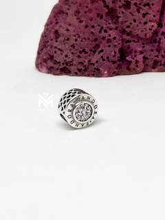 Charm con piedras y corazones calados en internet