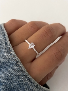 Anillo gotita con piedras cúbics