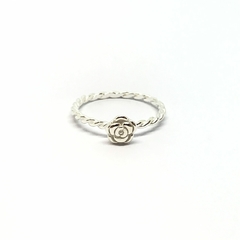 Anillo trenzado con rosa