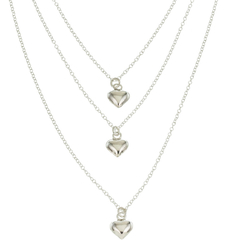 Cadena triple con dijes corazones