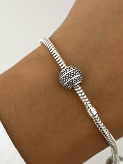 Charm con puntitos y lineas