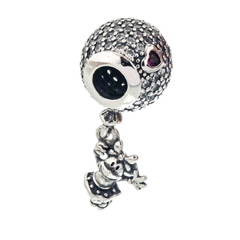 Charm dona con Minnie