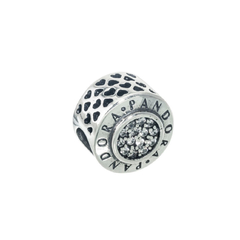 Charm con piedras y corazones calados