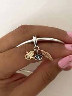 Charm ojito, mano protectora y pluma
