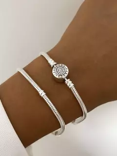 Pulsera premium con cierre redondo y piedras