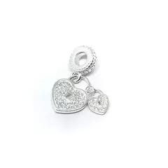 Charm doble corazón con piedras blancas