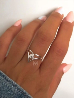 Anillo v con flor