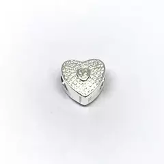 Charm en forma de corazón con piedras