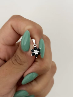Dije flor con piedras - varios colores - comprar online