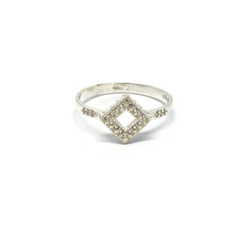 Anillo rombo con piedras