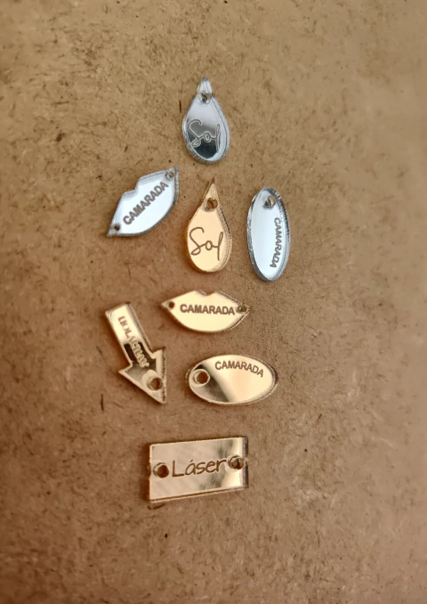 Etiqueta 2x1 cm acrílico espejo -pack- SOLO GRABADO DE PALABRAS O DIBUJOS CHICOS