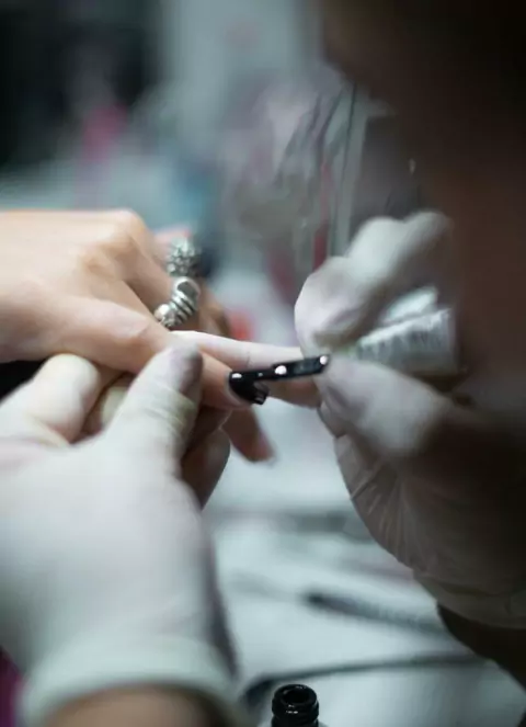 ESMALTADO SEMIPERMANENTE+ LIMPIEZA FACIAL PROFUNDA