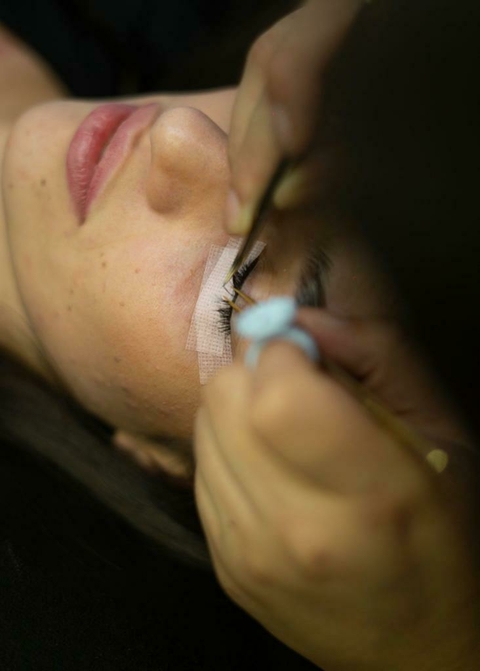 EXTENSIONES DE PESTAÑAS + PERFILADO DE CEJAS