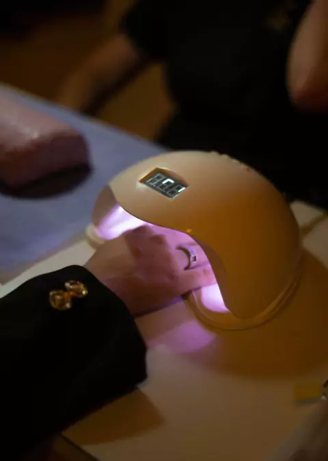 ESMALTADO SEMIPERMANENTE + LIFTING DE PESTAÑAS + PERFILADO DE CEJAS