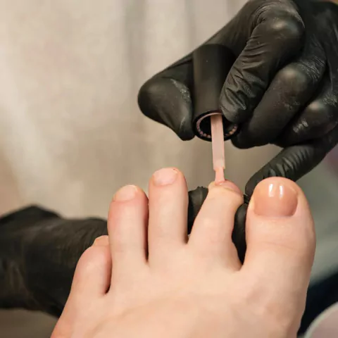 ESMALTADO SEMIPERMANENTE EN PIES + BELLEZA DE PIES