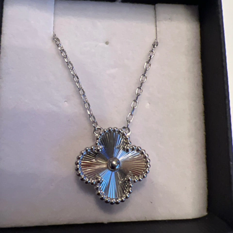 collar trebol plateado - comprar online