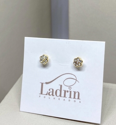Brinco flor strass