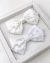 Laço em crepe Acetinado com pérolas Dalila - Off white na internet