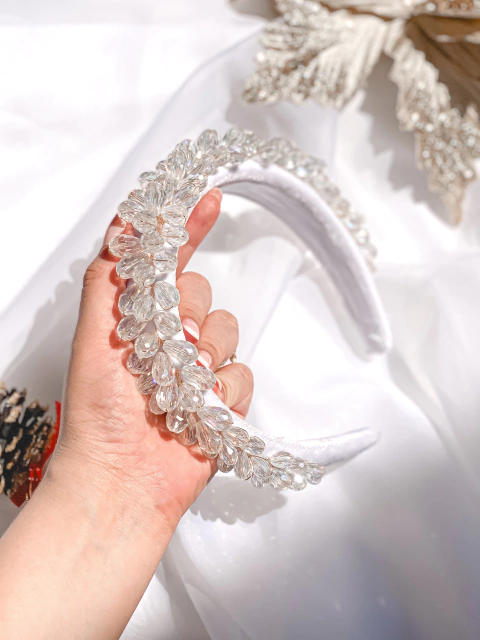 Tiara Acolchoada Mavie - Branca com cristais