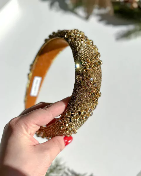 Tiara Amanda Acolchoada com aplicações em Strass - Dourada