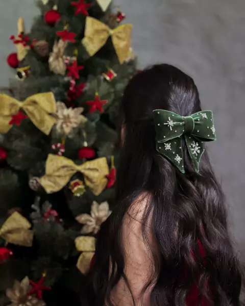 Laço Belém em tecido veludo com pontas aplicações em Strass - Verde