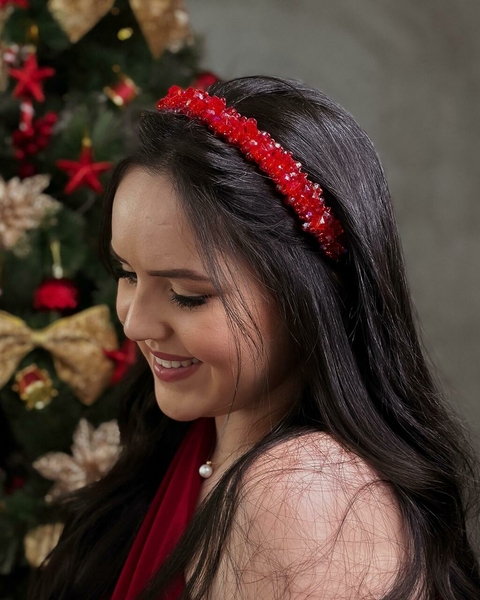 Tiara Bárbara com bordado desconstruido em Pedraria Vermelha