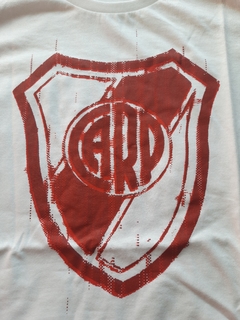 Remera escudo River - Indumentaria Monumental