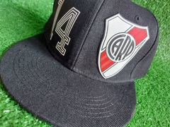 gorra plana #14 negra en internet