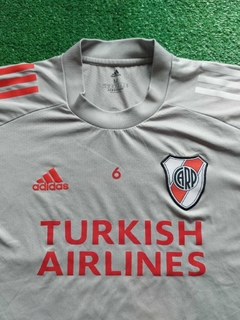 Remera de entrenamiento gris 2021 M #6 rojo - Indumentaria Monumental