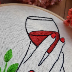 Quadro bastidor bordado - Vinho na internet