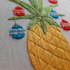 Quadro bastidor bordado - Natal Tropical - comprar online