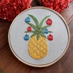 Quadro bastidor bordado - Natal Tropical - Yaoot Bordados