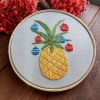 Quadro bastidor bordado - Natal Tropical