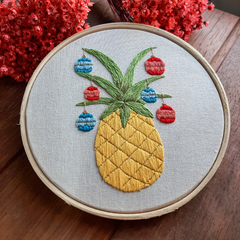 Quadro bastidor bordado - Natal Tropical