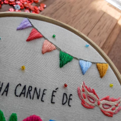 Quadro bastidor bordado - Minha carne é de Carnaval