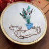 Quadro bastidor bordado - Cachorro Salsicha