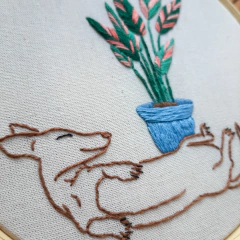 Quadro bastidor bordado - Cachorro Salsicha - comprar online