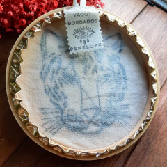 Quadro bastidor bordado - Tigre metálico - Yaoot Bordados