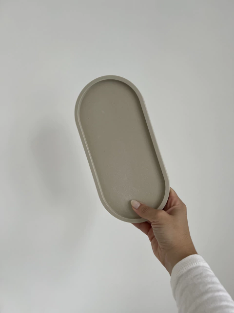 Bandeja Oval Bege Acinzentado em Resina Ecológica