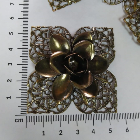 Chapa bronce triple flor x 5 unidades