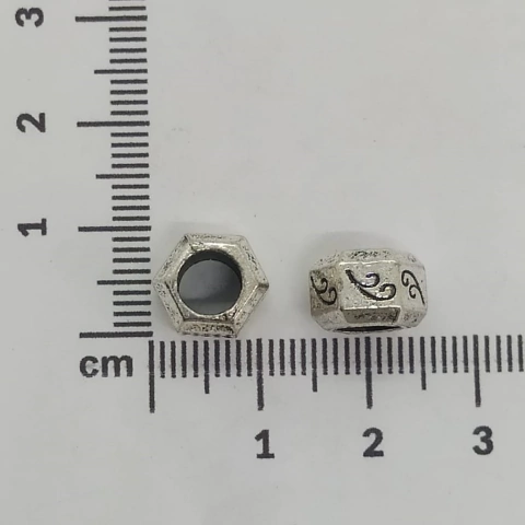 Pasante forma tuerca